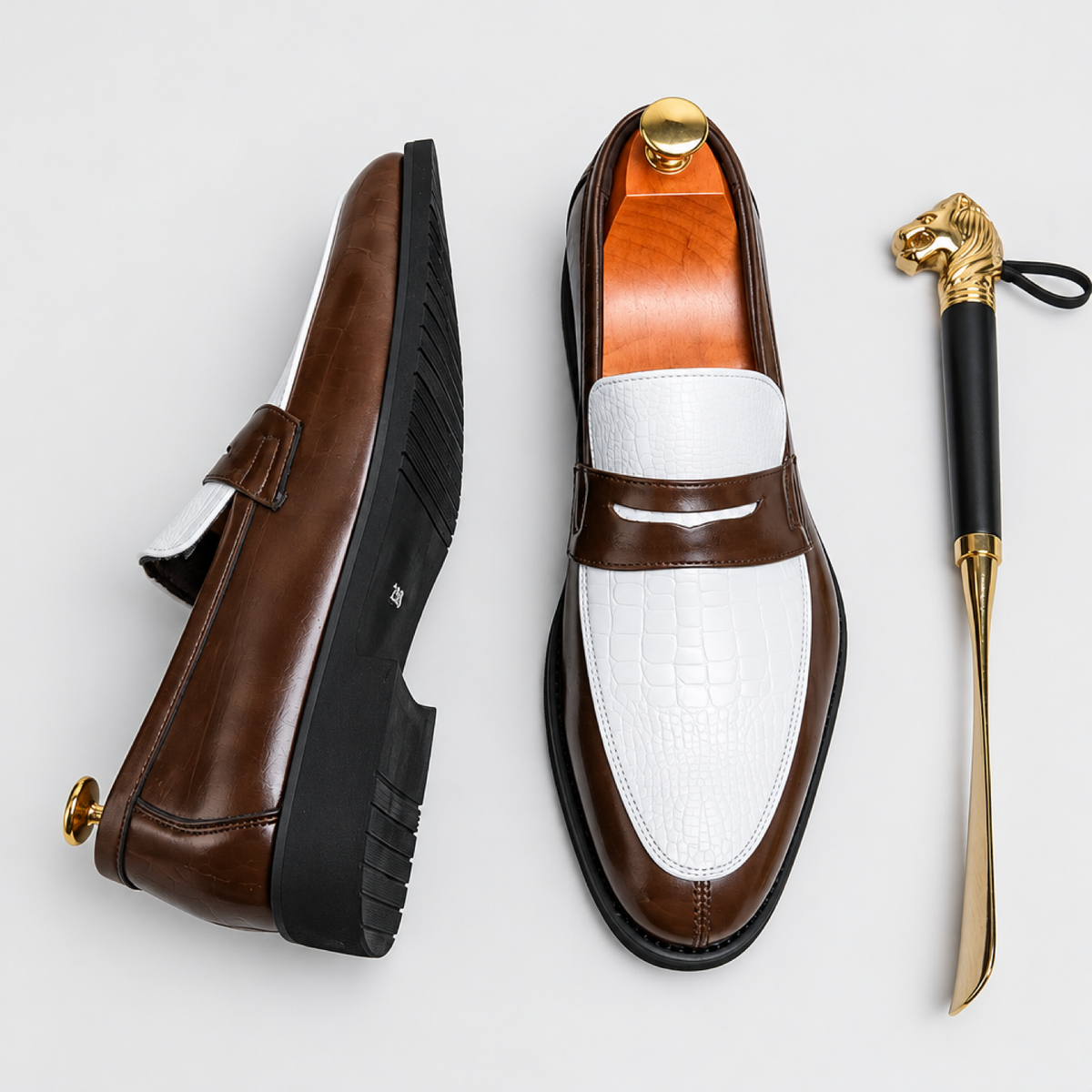 Mocassins bicolores homme marron et blanc effet croco, vue de profil avec chausse-pied