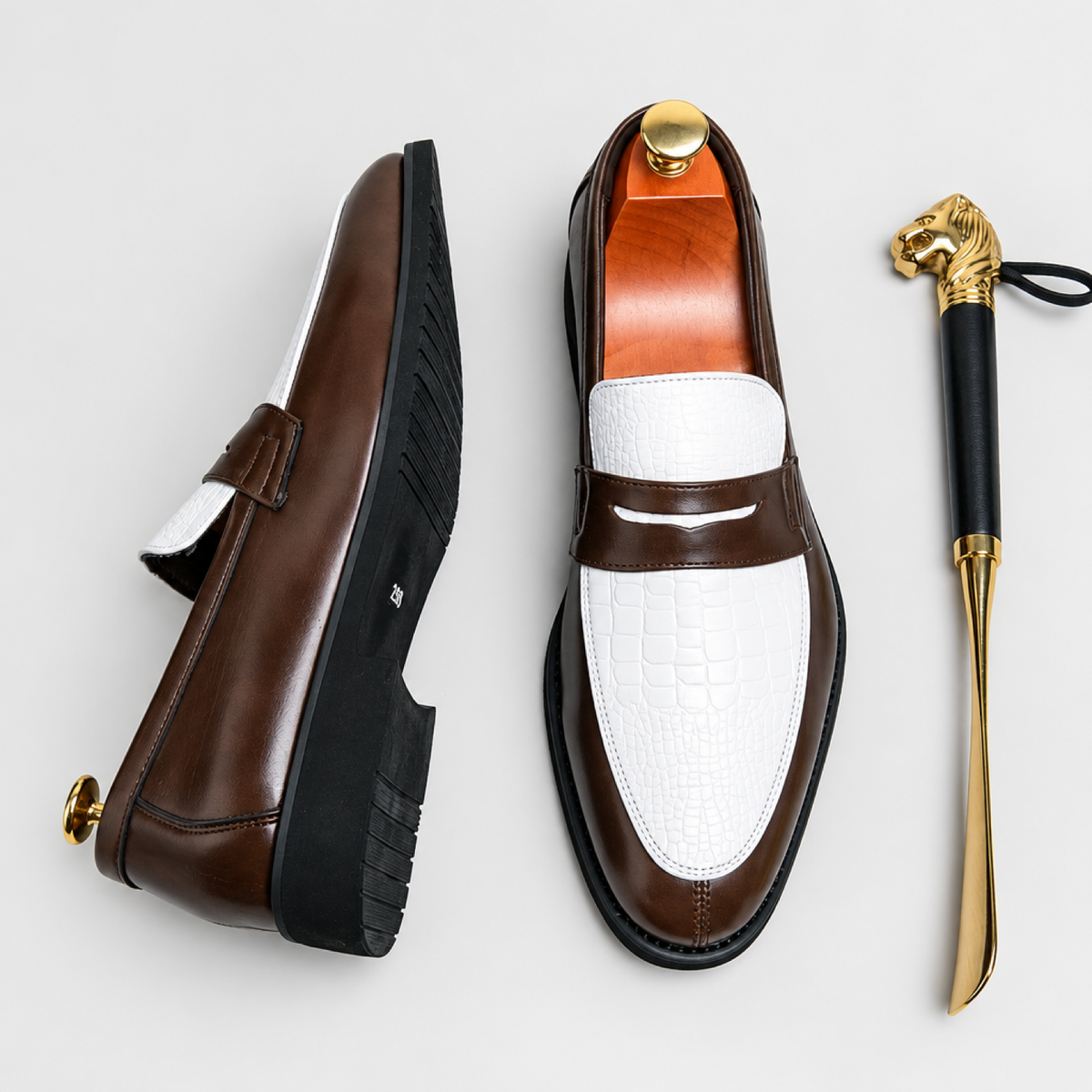 Mocassins bicolores homme marron et blanc effet croco, détail de la semelle et vue de dessus