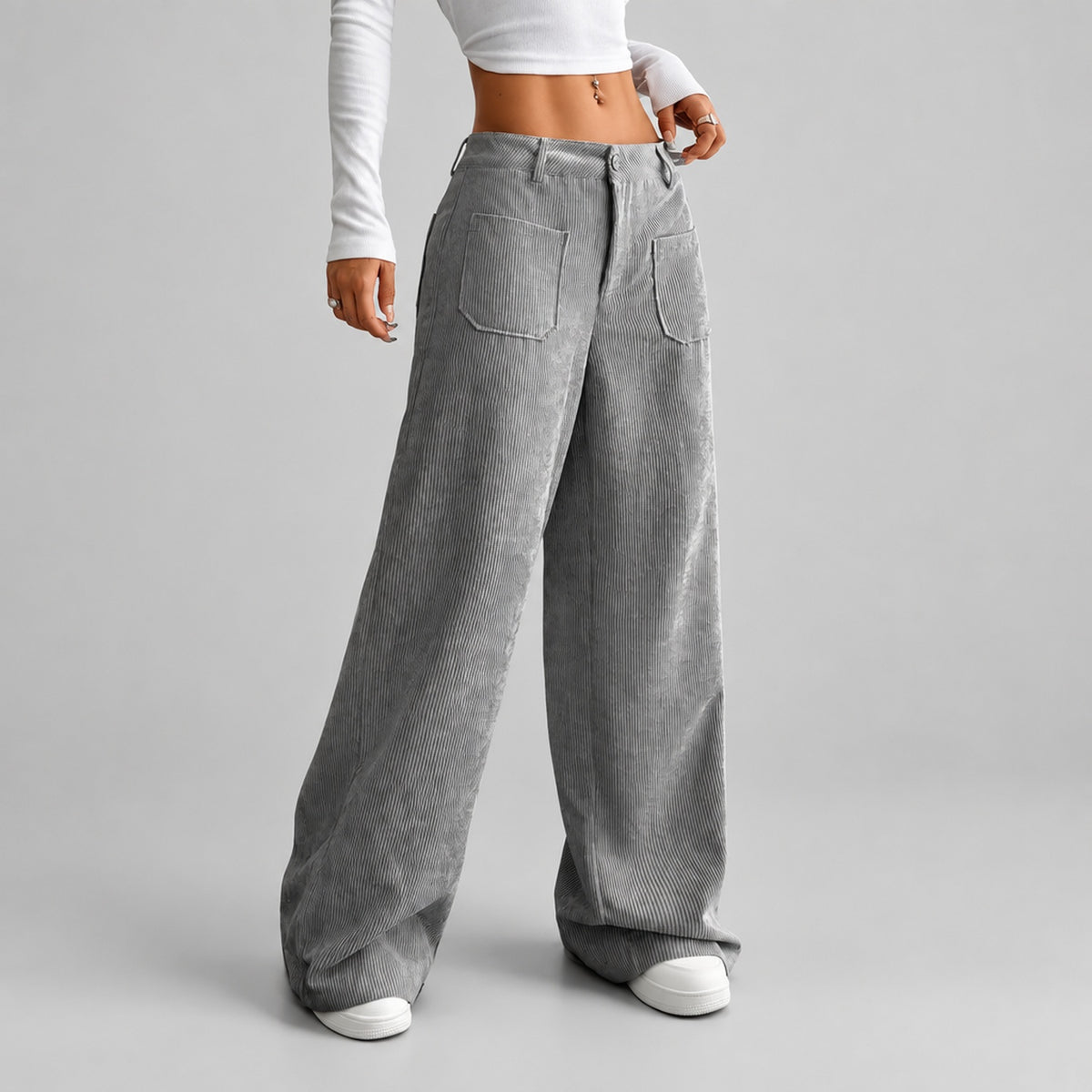 Pantalon taille haute en velours côtelé coloris gris, vue de trois-quarts, fond studio neutre