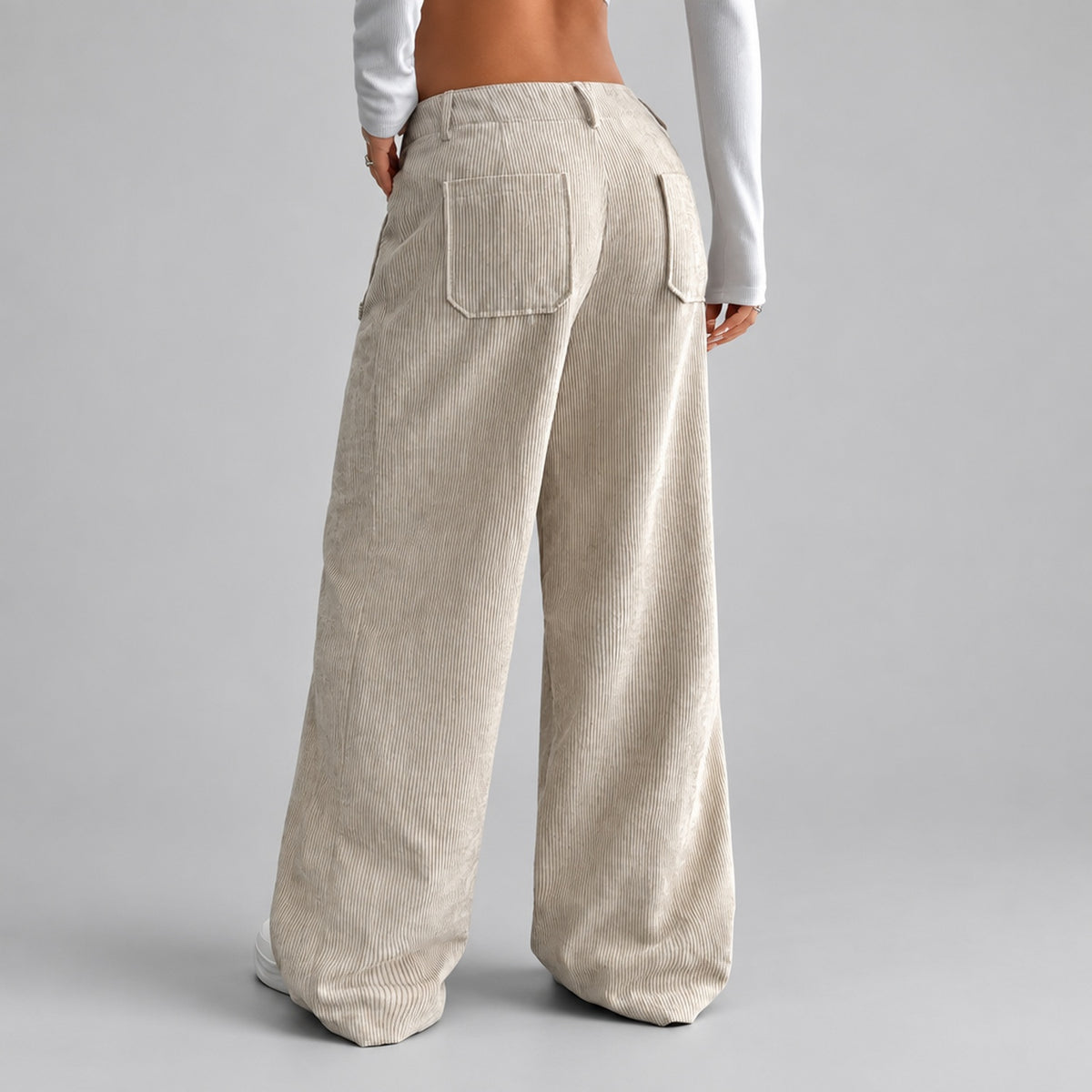 Pantalon ample à jambes larges en velours côtelé coloris kaki, vue de dos, fond studio neutre