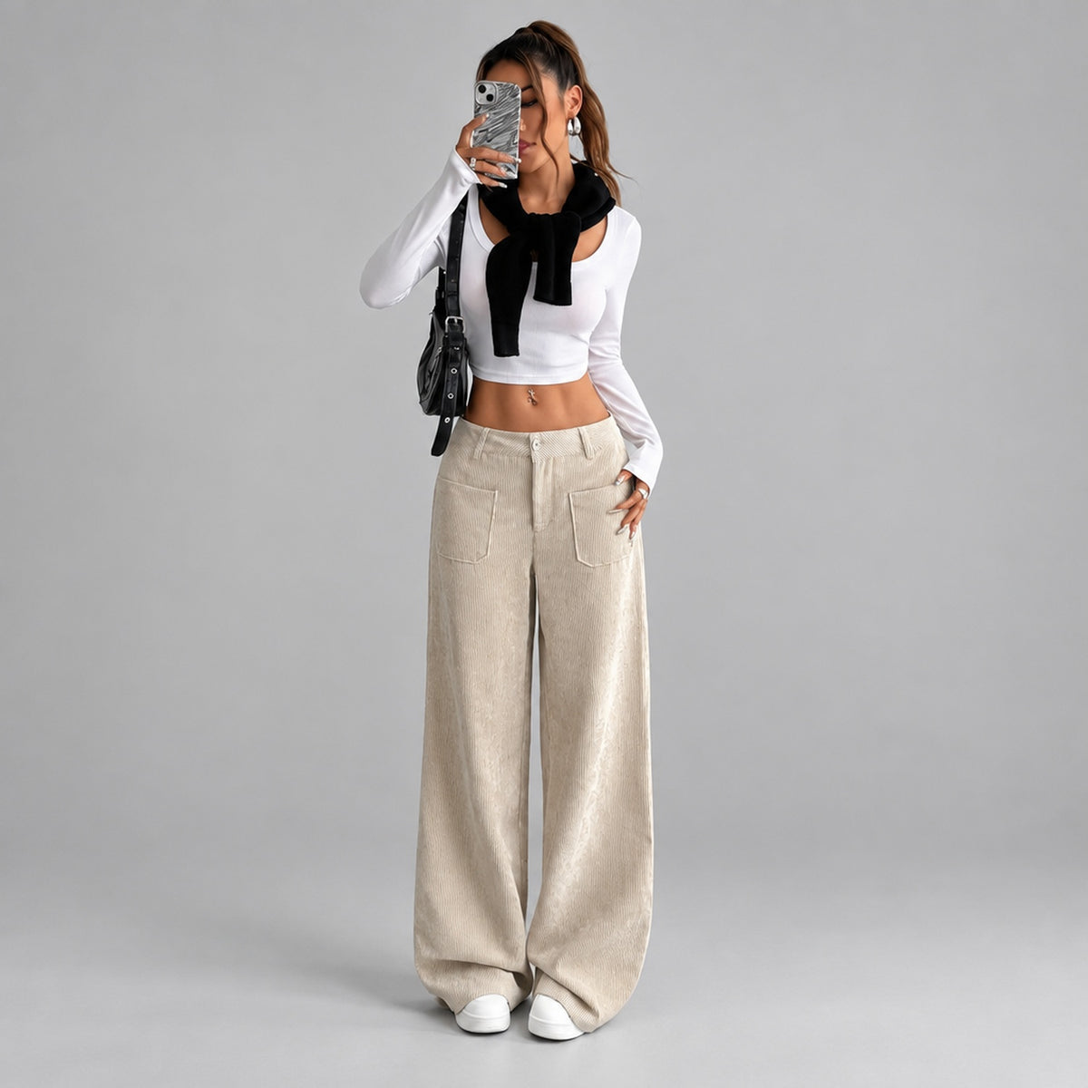 Pantalon large en velours côtelé coloris kaki, vue de profil en pied, fond studio neutre