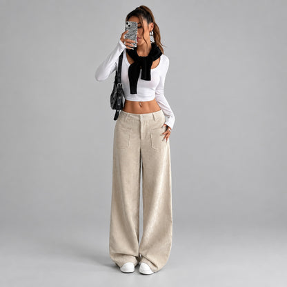 Pantalon large en velours côtelé coloris kaki, vue de profil en pied, fond studio neutre