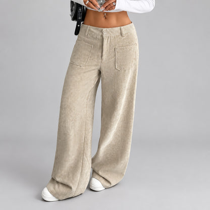 Tenue complète avec le pantalon taille haute en velours côtelé coloris kaki, fond studio neutre