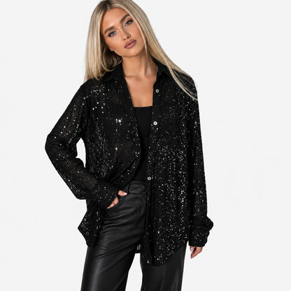 Blouse à paillettes noire oversize portée avec un pantalon aspect cuir, vue de face