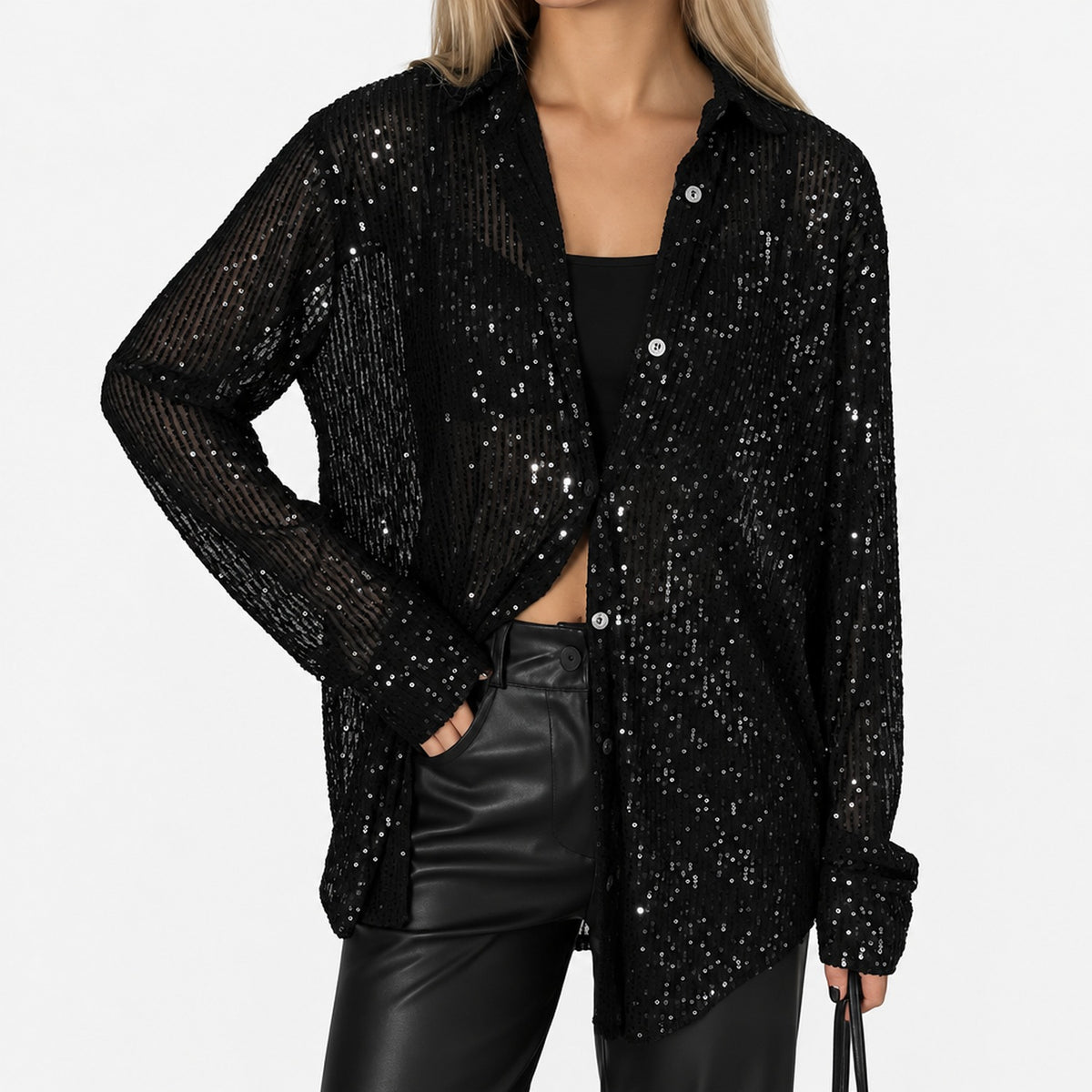 Gros plan de la blouse à paillettes noire : col chemise, boutonnage et poignets