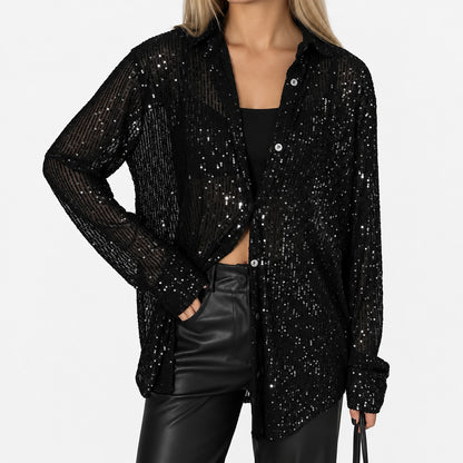 Gros plan de la blouse à paillettes noire : col chemise, boutonnage et poignets