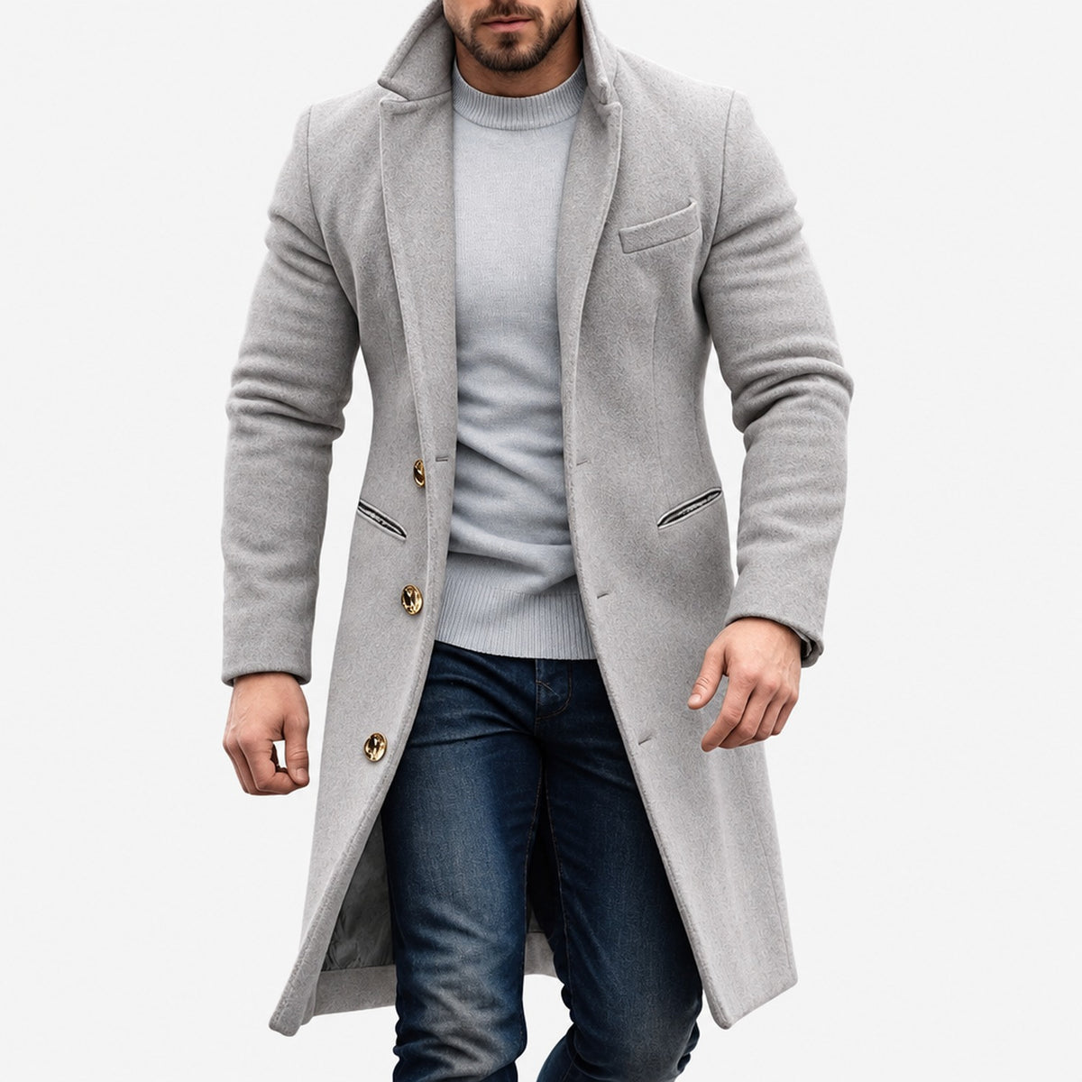 Manteau long homme gris clair à boutons dorés porté avec un jean, vue de face
