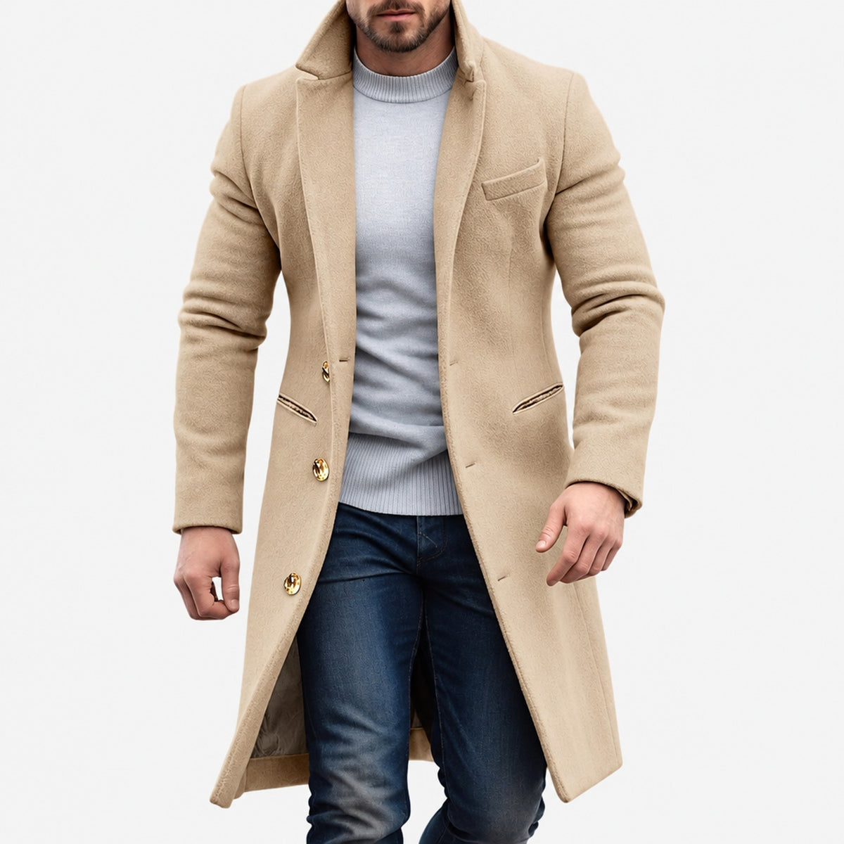 Manteau long homme beige camel à boutons dorés porté avec un jean, vue de face