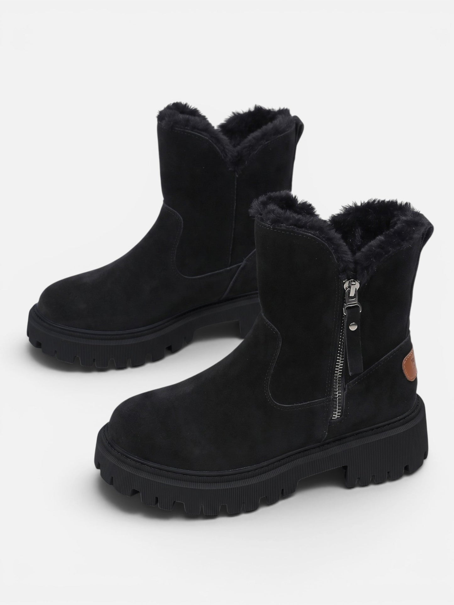 Bottines femme en daim fourrées, détail semelle épaisse crantée