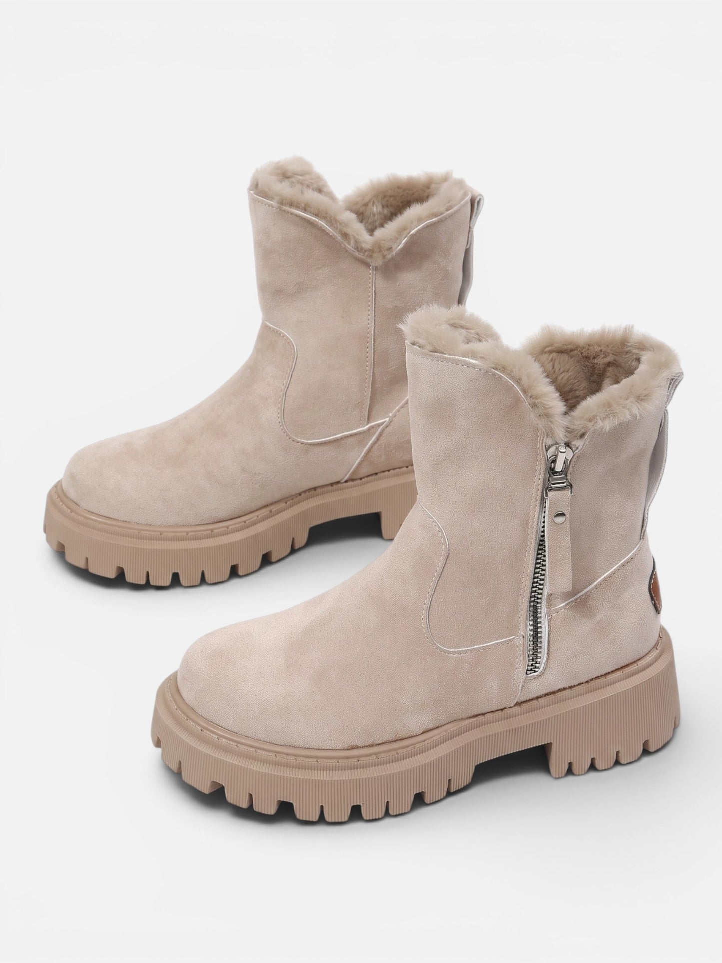 Bottines femme en daim fourrées kaki, vue de profil