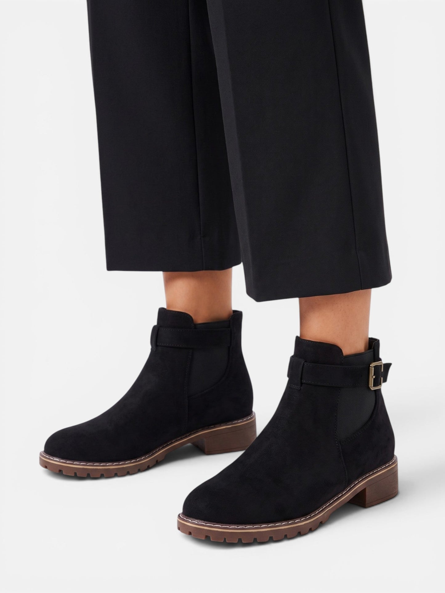 bottines Chelsea femme aspect daim, détail de la boucle