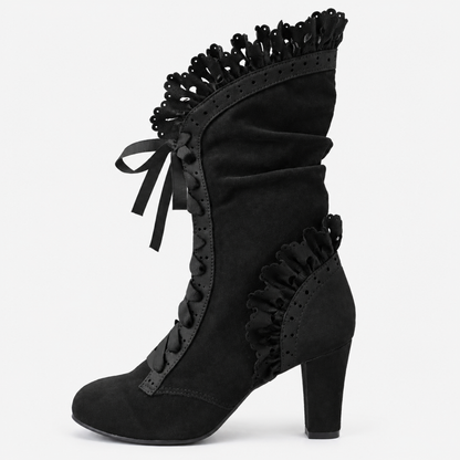 Bottines steampunk noires en daim, laçage avant et talon, vue studio