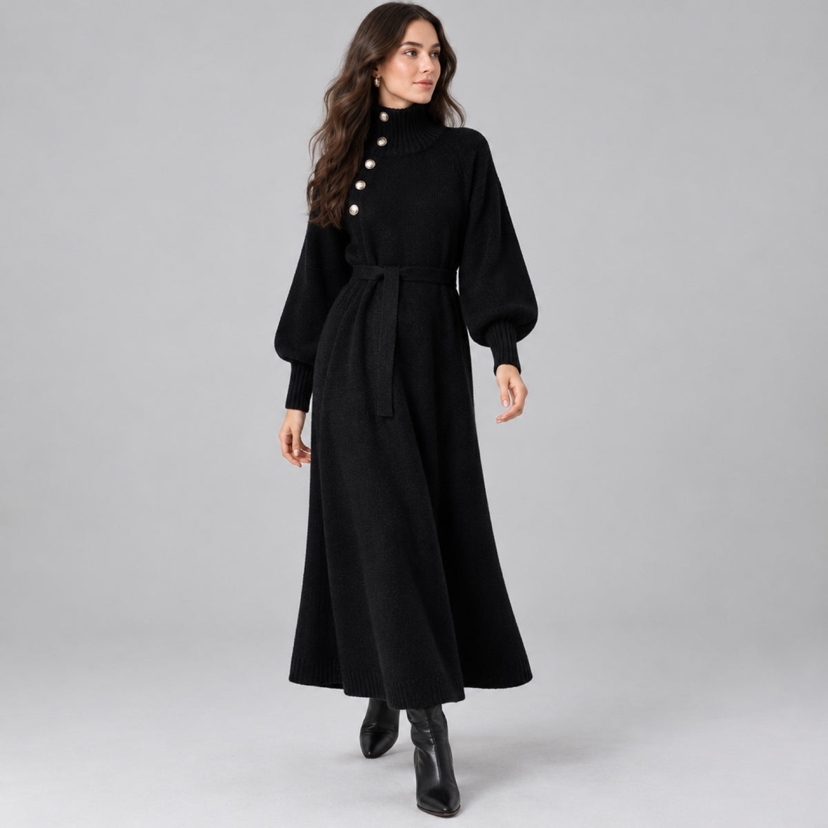 Robe pull col roulé longue boutonnée noire, portée par un mannequin en studio