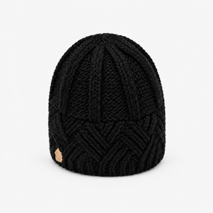 Bonnet en maille chunky côtelée noir, vue de face en studio