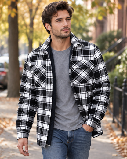 Homme portant la surchemise noire et blanche doublée sherpa, promenade en extérieur