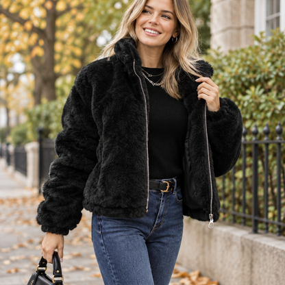 Mannequin portant la veste oversize fausse fourrure noire en extérieur