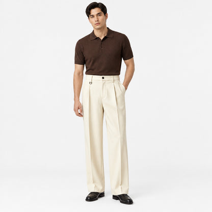 Pantalon de costume homme beige à pinces porté par un modèle avec polo maille marron, vue de face en studio