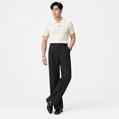 Pantalon habillé homme noir coupe droite porté avec polo crème et derbies, vue de face en studio