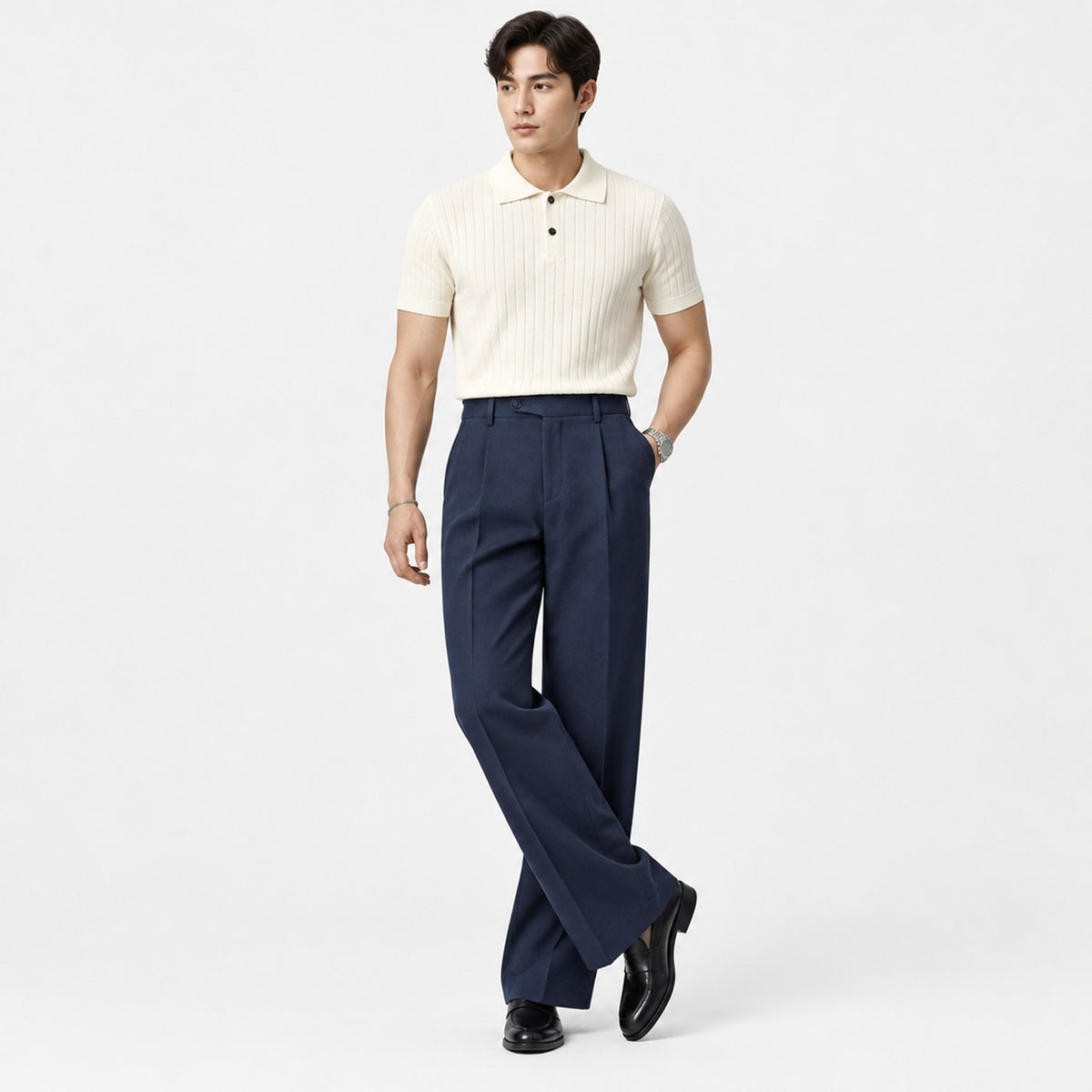 Pantalon à pinces homme bleu marine porté par un modèle avec polo crème, tenue business casual en studio