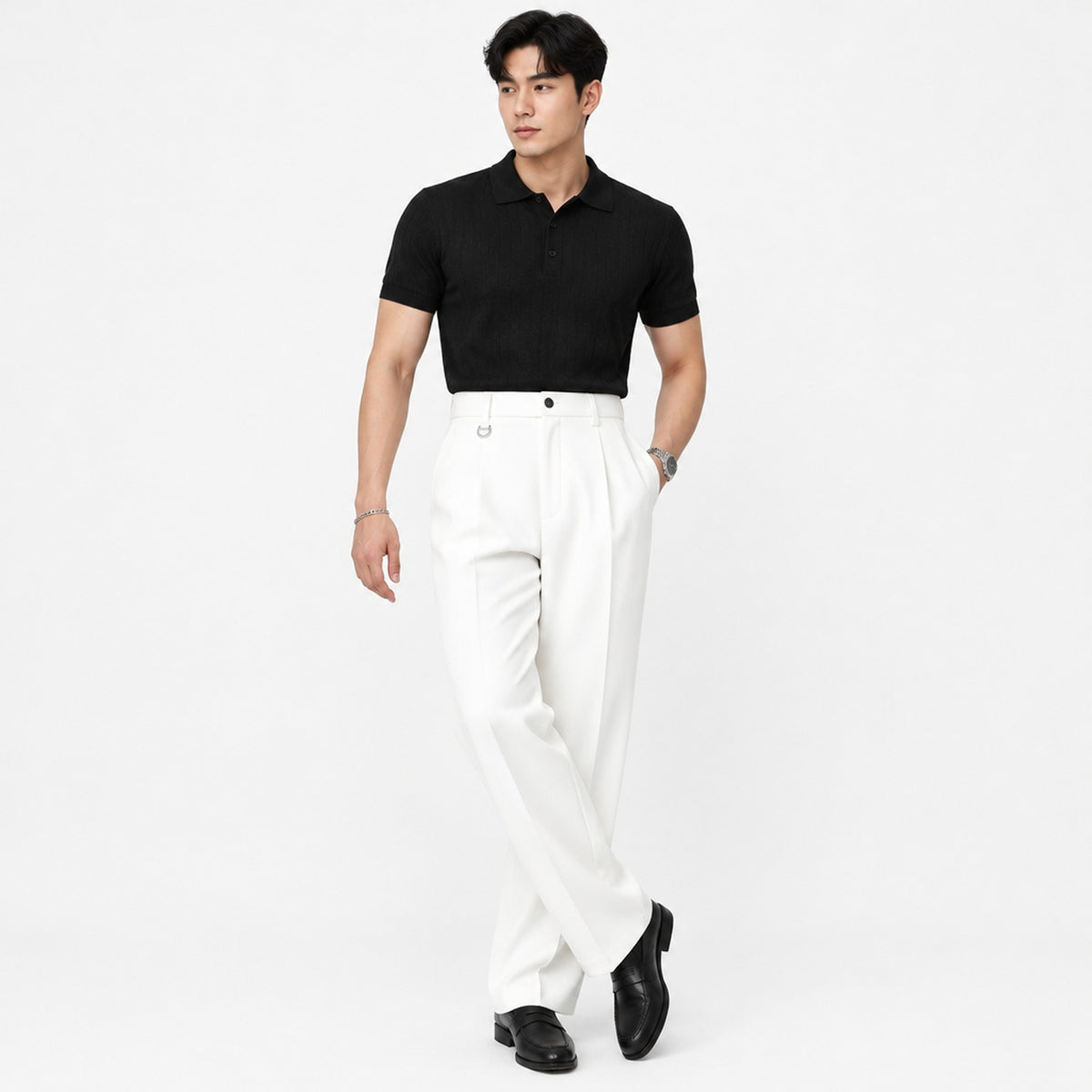 Pantalon large homme blanc taille haute porté avec polo noir et chaussures de ville, vue de face en studio