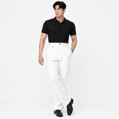 Pantalon large homme blanc taille haute porté avec polo noir et chaussures de ville, vue de face en studio