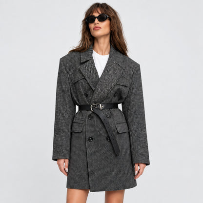Manteau tweed croisé structuré femme, vue de face sur mannequin studio