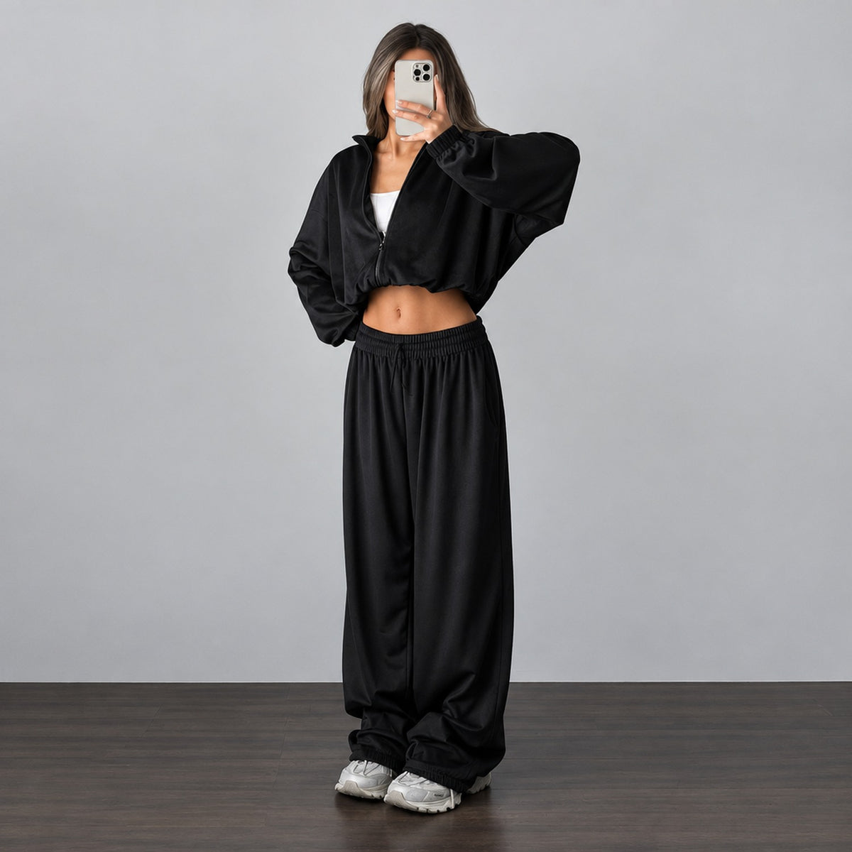 Mannequin portant l'ensemble jogging velours noir à capuche, photo décontractée en intérieur