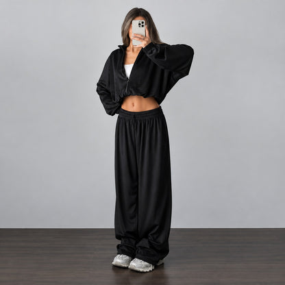 Mannequin portant l'ensemble jogging velours noir à capuche, photo décontractée en intérieur