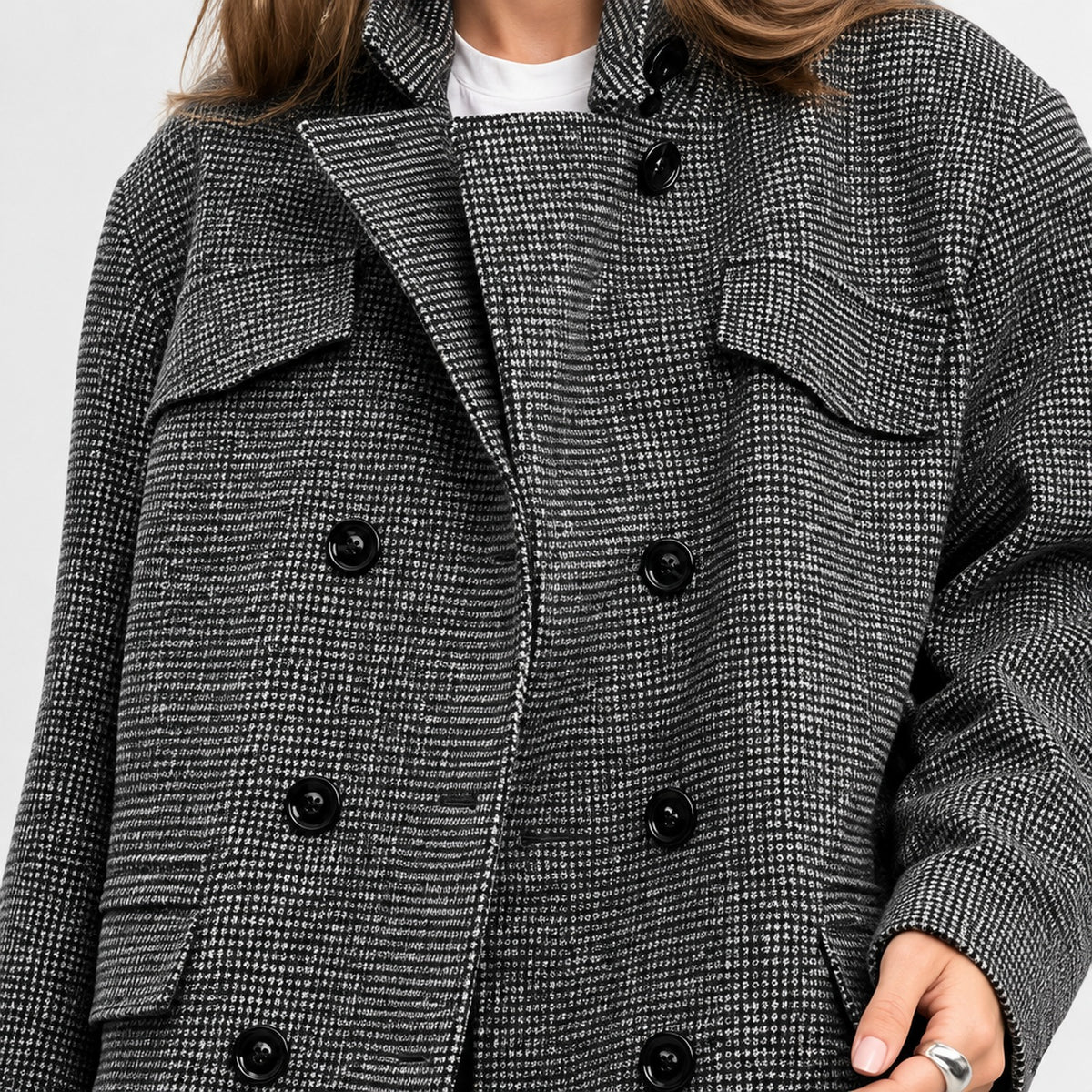 Fermeture croisée à double boutonnage du manteau tweed, gros plan