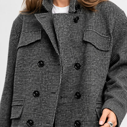 Fermeture croisée à double boutonnage du manteau tweed, gros plan
