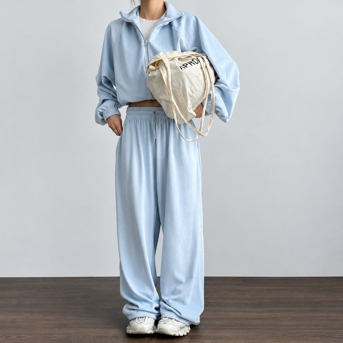 Mannequin portant l'ensemble jogging velours bleu clair à capuche, photo décontractée en intérieur