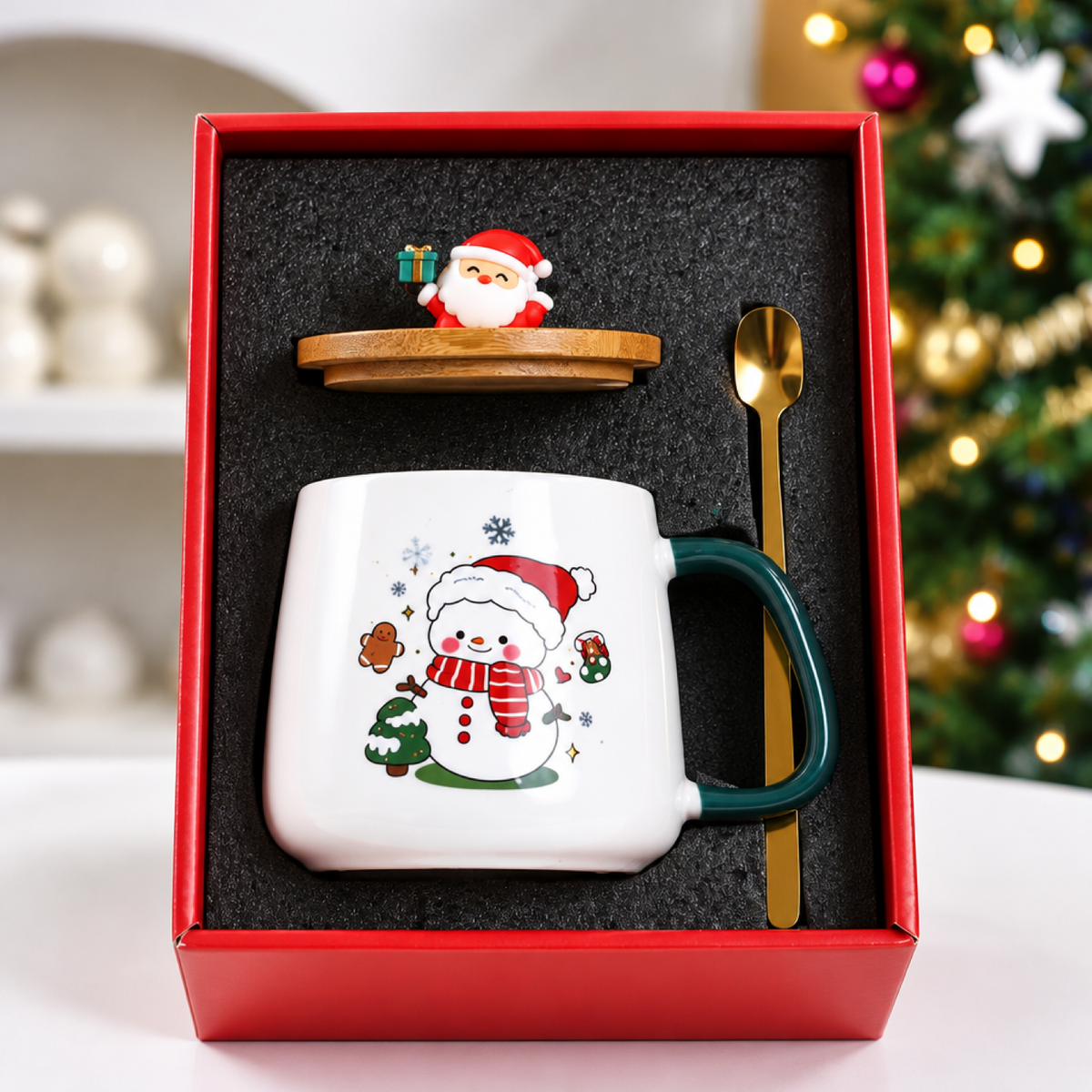 Mug en céramique motif bonhomme de neige avec anse verte, cuillère dorée et figurine Père Noël en bois