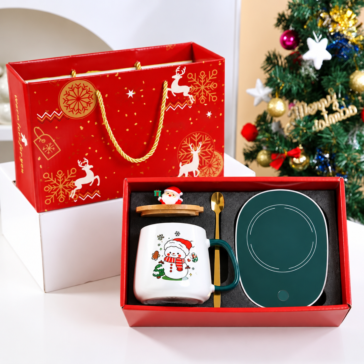 Vue d'ensemble du coffret cadeau de Noël avec mug, chauffe-tasse électrique et sac cadeau décoré de rennes