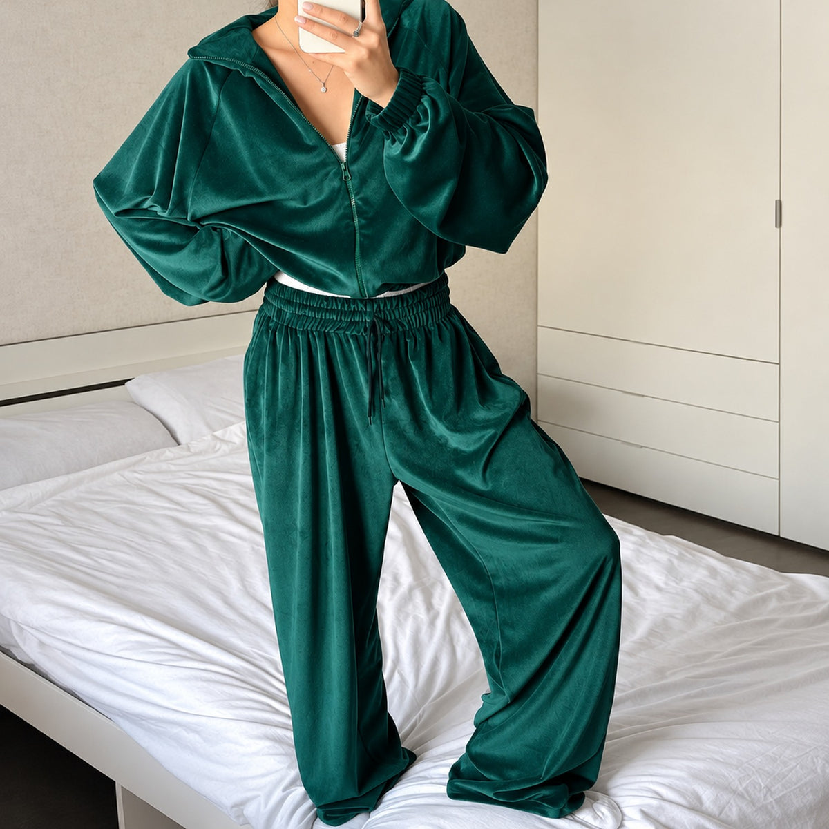 Mannequin portant l'ensemble jogging velours vert à capuche, photo décontractée en intérieur