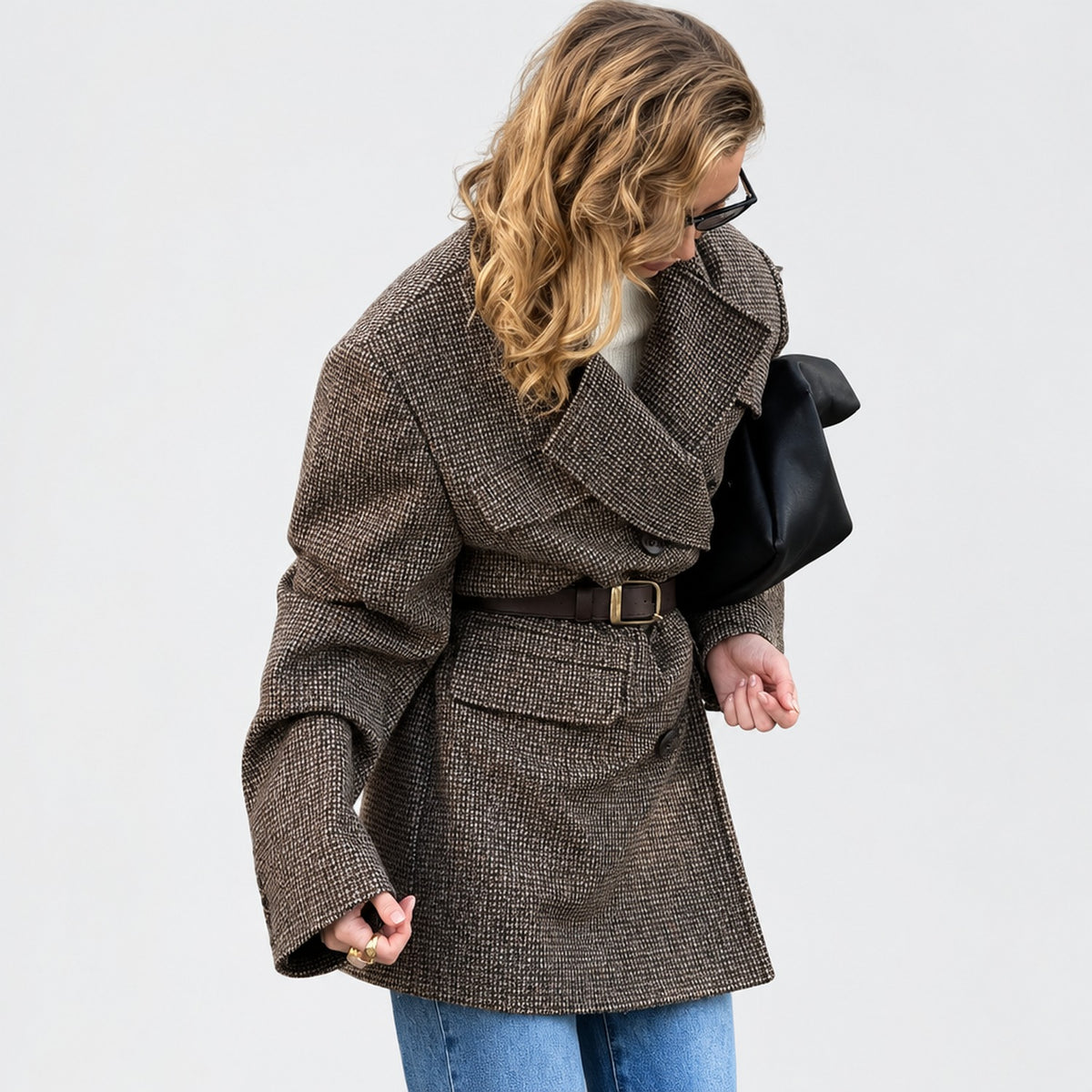Manteau tweed structuré porté ouvert sur un pull léger