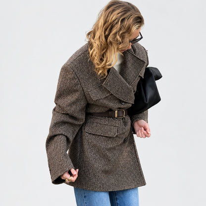 Manteau tweed structuré porté ouvert sur un pull léger
