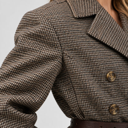 Finition des emmanchures et des boutons du manteau tweed