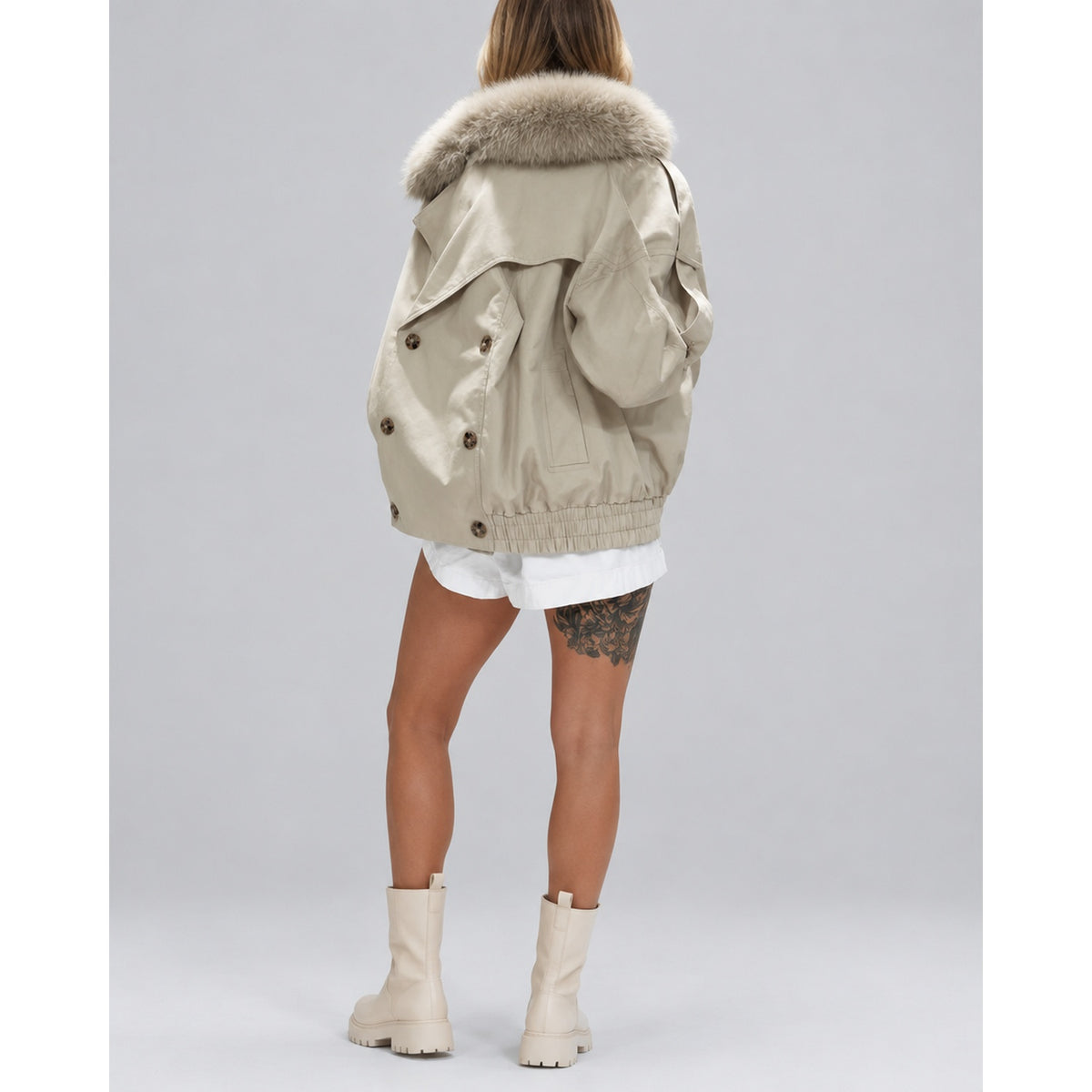 Trench-coat femme crème vue de dos, longueur mi-cuisse, studio professionnel