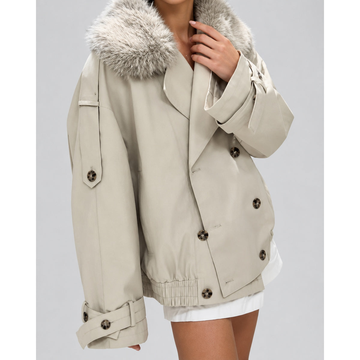 Gros plan sur le col en fausse fourrure amovible du trench-coat crème
