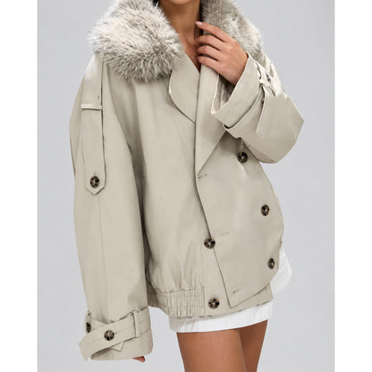 Gros plan sur le col en fausse fourrure amovible du trench-coat crème