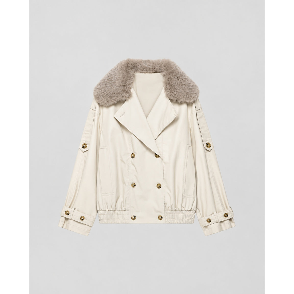 Trench-coat femme croisé crème vue de face, col en fausse fourrure amovible, studio professionnel
