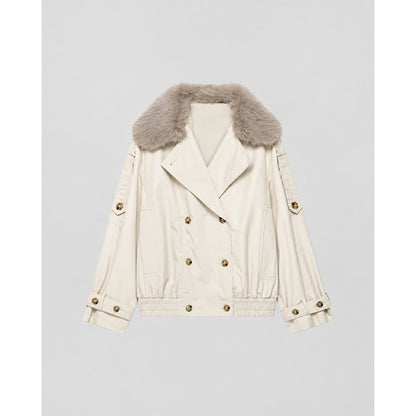 Trench-coat femme croisé crème vue de face, col en fausse fourrure amovible, studio professionnel