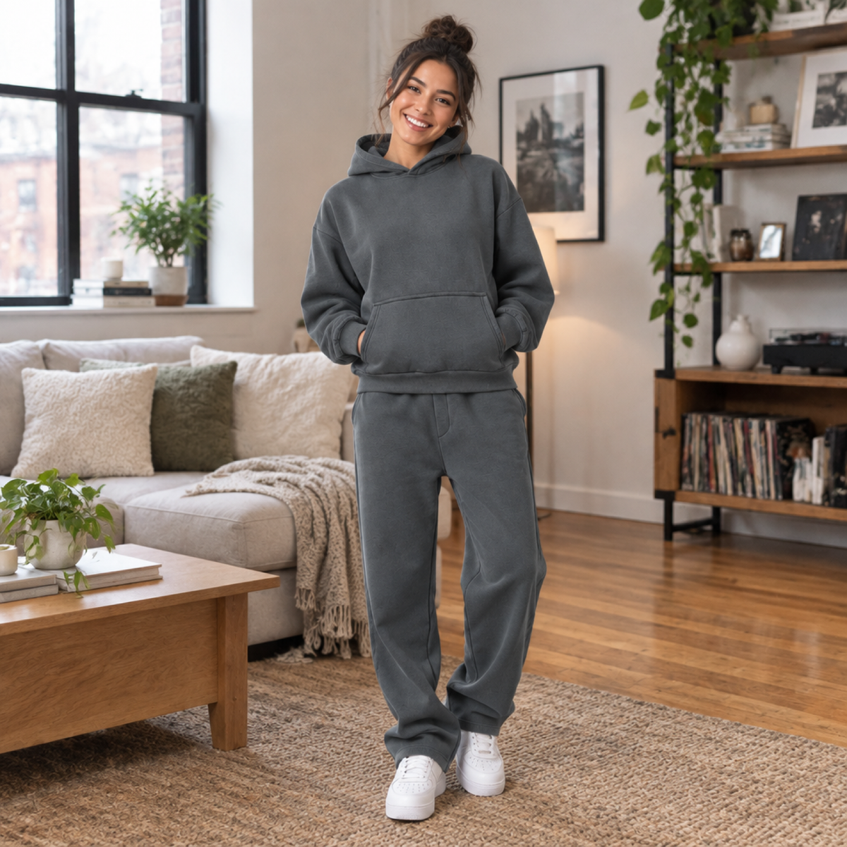 Ensemble hoodie oversize et jogging femme gris porté par une modèle en intérieur