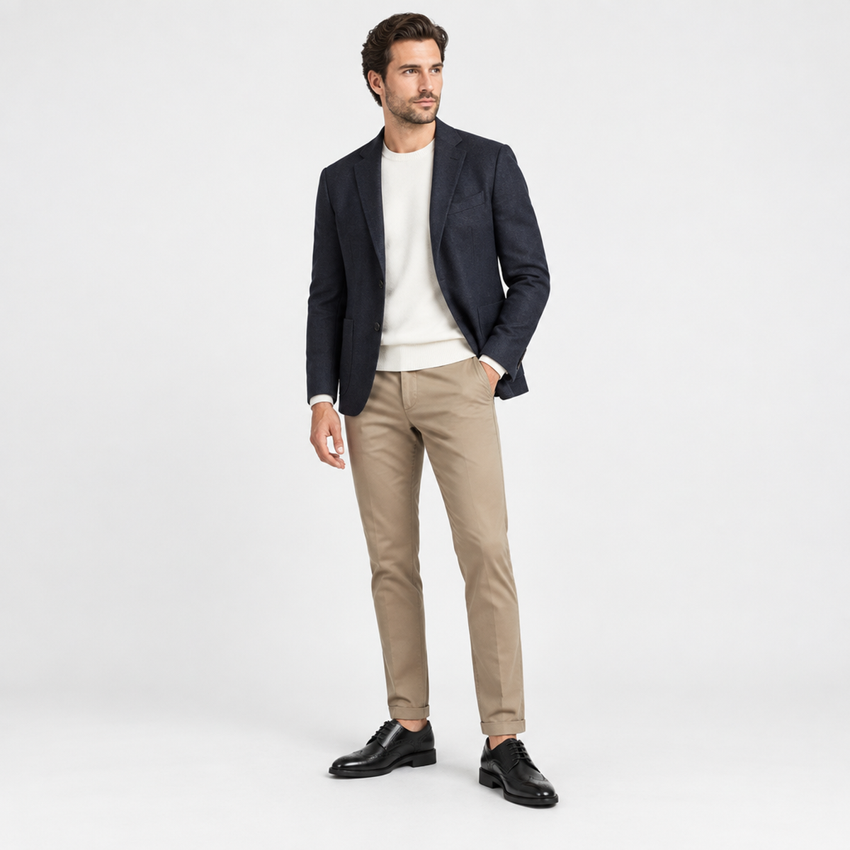 Homme portant la chaussure derby noire à bout fleuri dans une tenue smart-casual