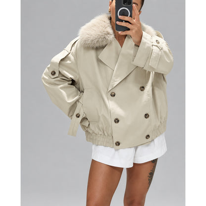 Trench-coat femme crème vue de trois-quarts, coupe ceinturée, studio