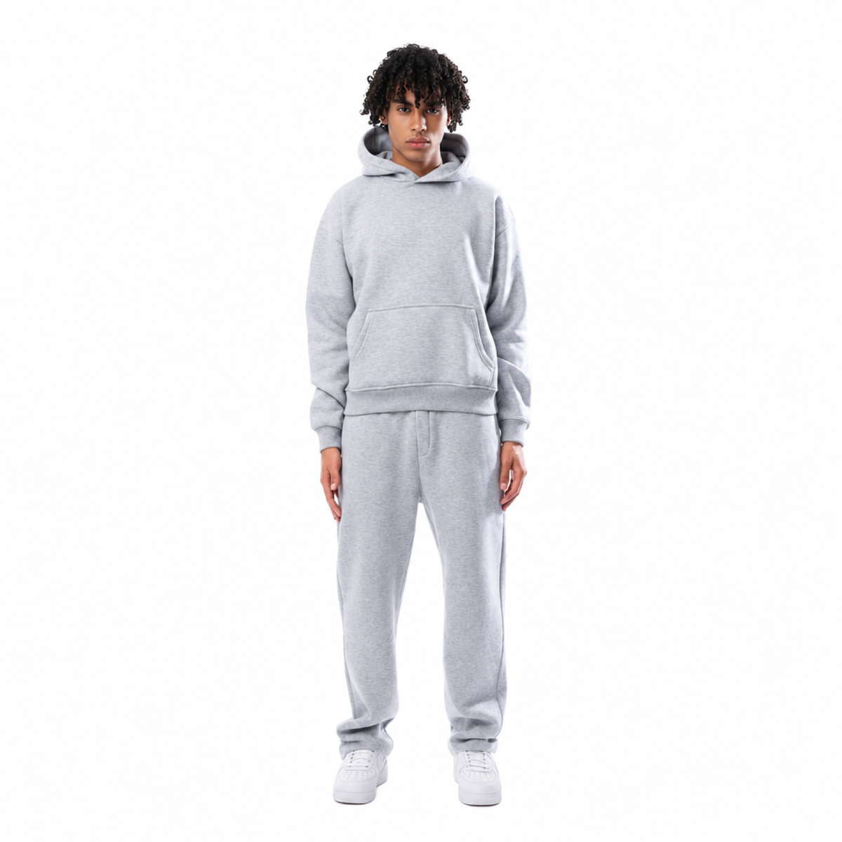ensemble hoodie jogging femme gris clair, porté par un modèle, vue devant