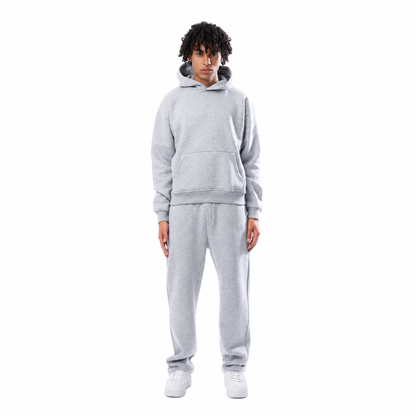 ensemble hoodie jogging femme gris clair, porté par un modèle, vue devant