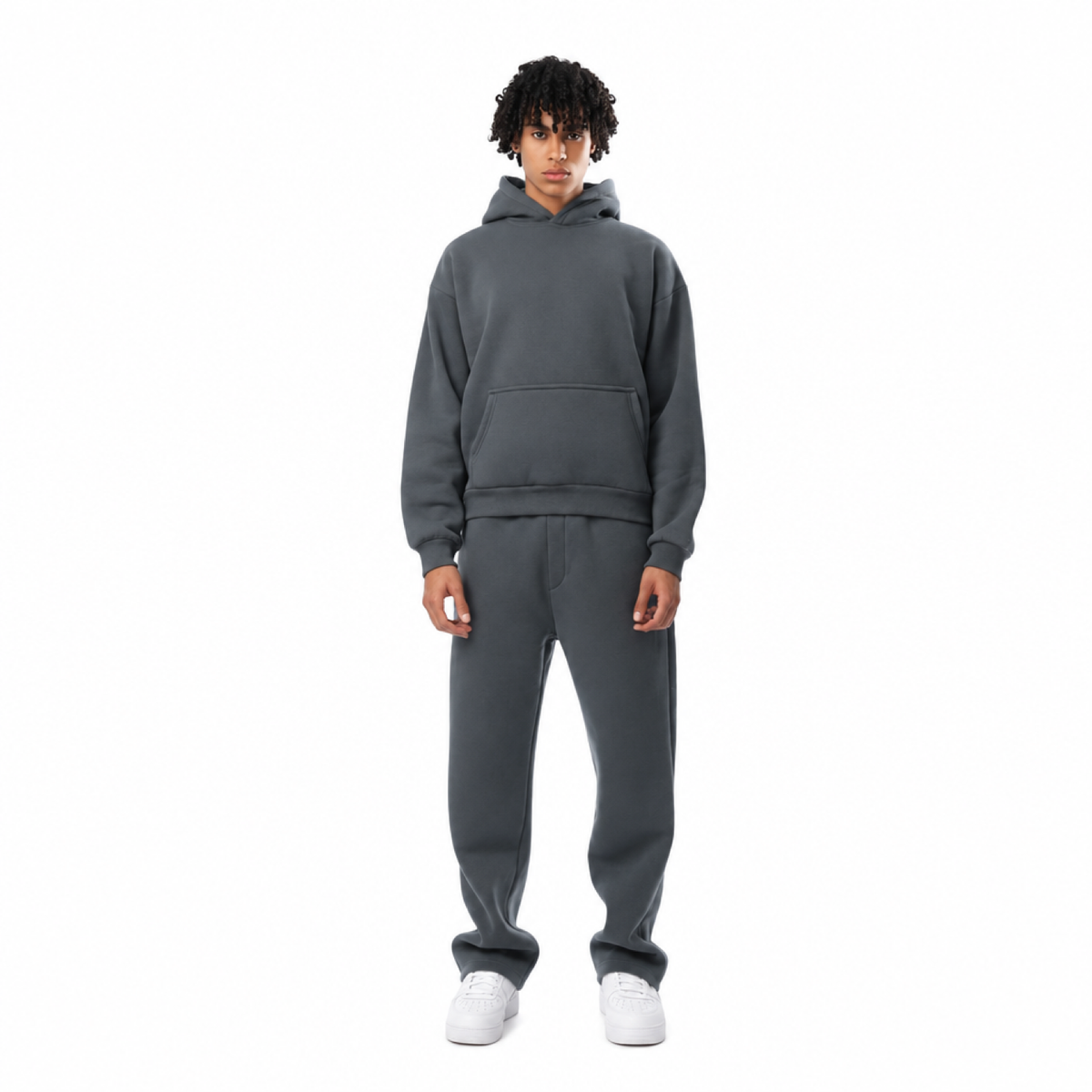 ensemble hoodie jogging femme gris, porté par un modèle, vue devant