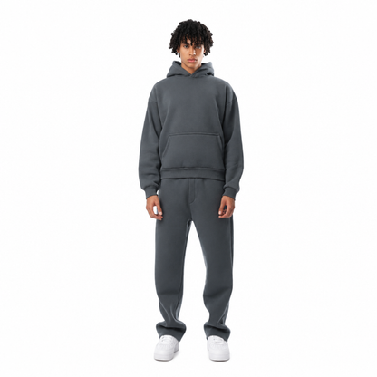 ensemble hoodie jogging femme gris, porté par un modèle, vue devant