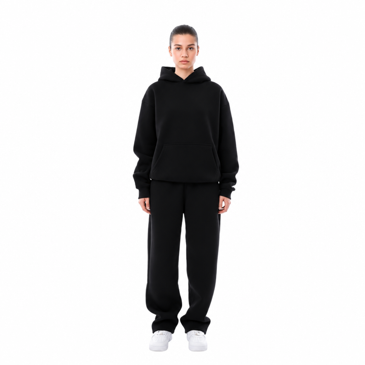 ensemble hoodie jogging femme noir, porté par un modèle, vue devant